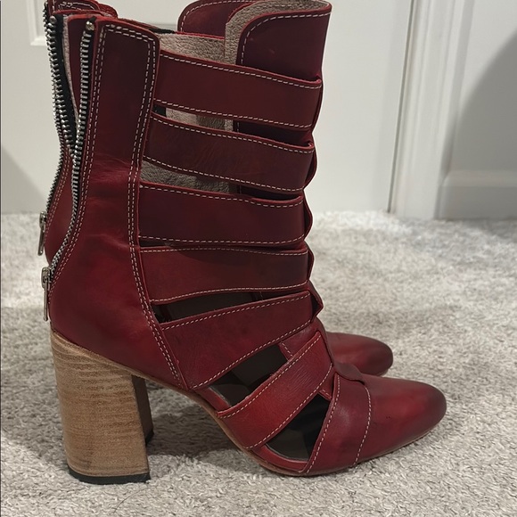 Hello Red! - Picture 2 of 4